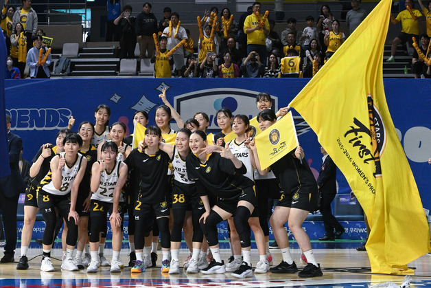 여자농구 KB, PO 우리은행 26점 차 완파…챔피언결정전 선착