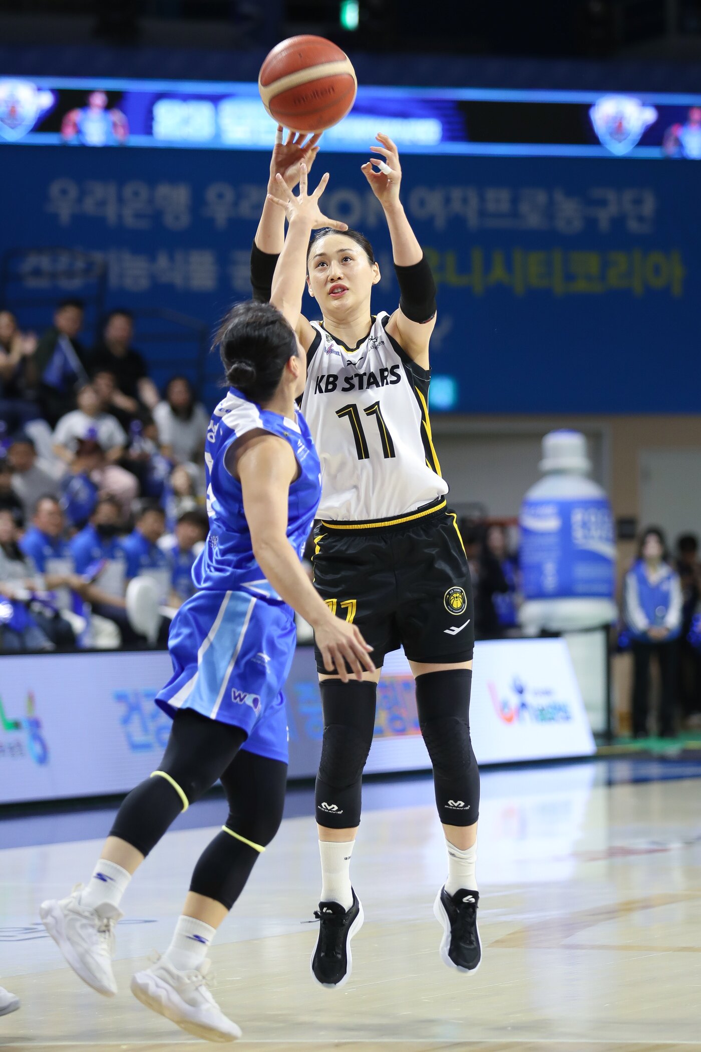 본문 이미지 - 청주 KB스타즈 강이슬이 12일 열린 아산 우리은행과 2025-26 여자프로농구 플레이오프 3차전에서 3점 슛 5개 포함 16점을 기록했다. (WKBL 제공)