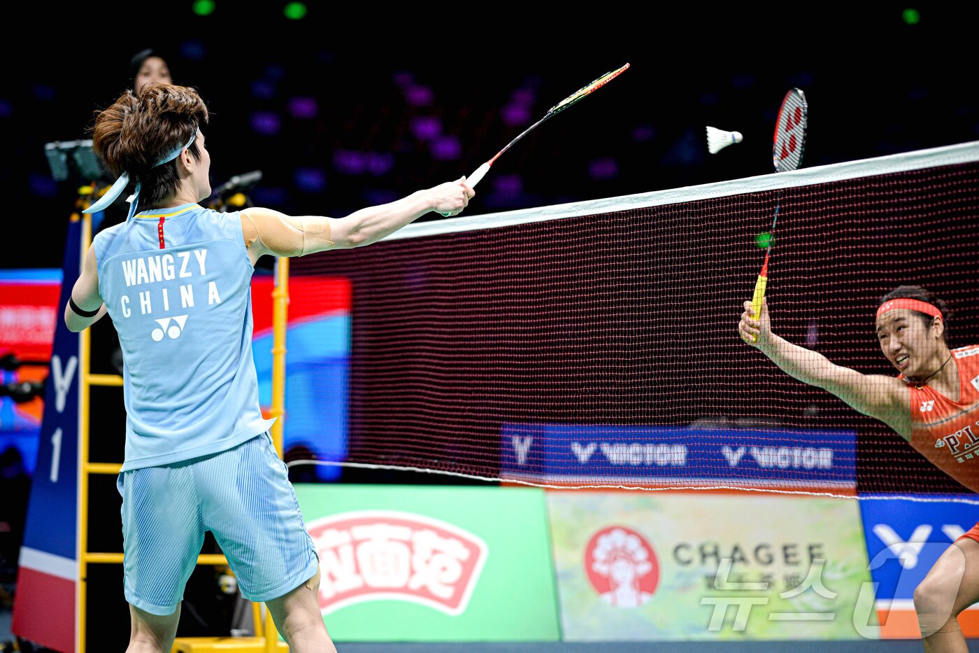 본문 이미지 - 왕즈이를 상대하는 안세영 ⓒ 신화=뉴스1