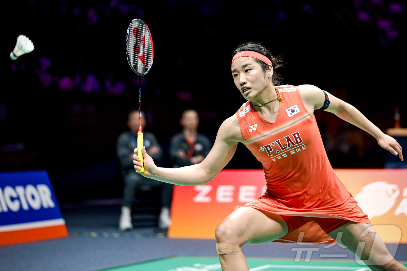 (신화=뉴스1) = '배드민턴 여제' 세계 랭킹 1위 안세영이 12일(한국시간) 중국 닝보에서 열린 2026 아시아배드민턴선수권대회 여자 단식 결승전 왕즈이(중국)와의 경기에서 리 …