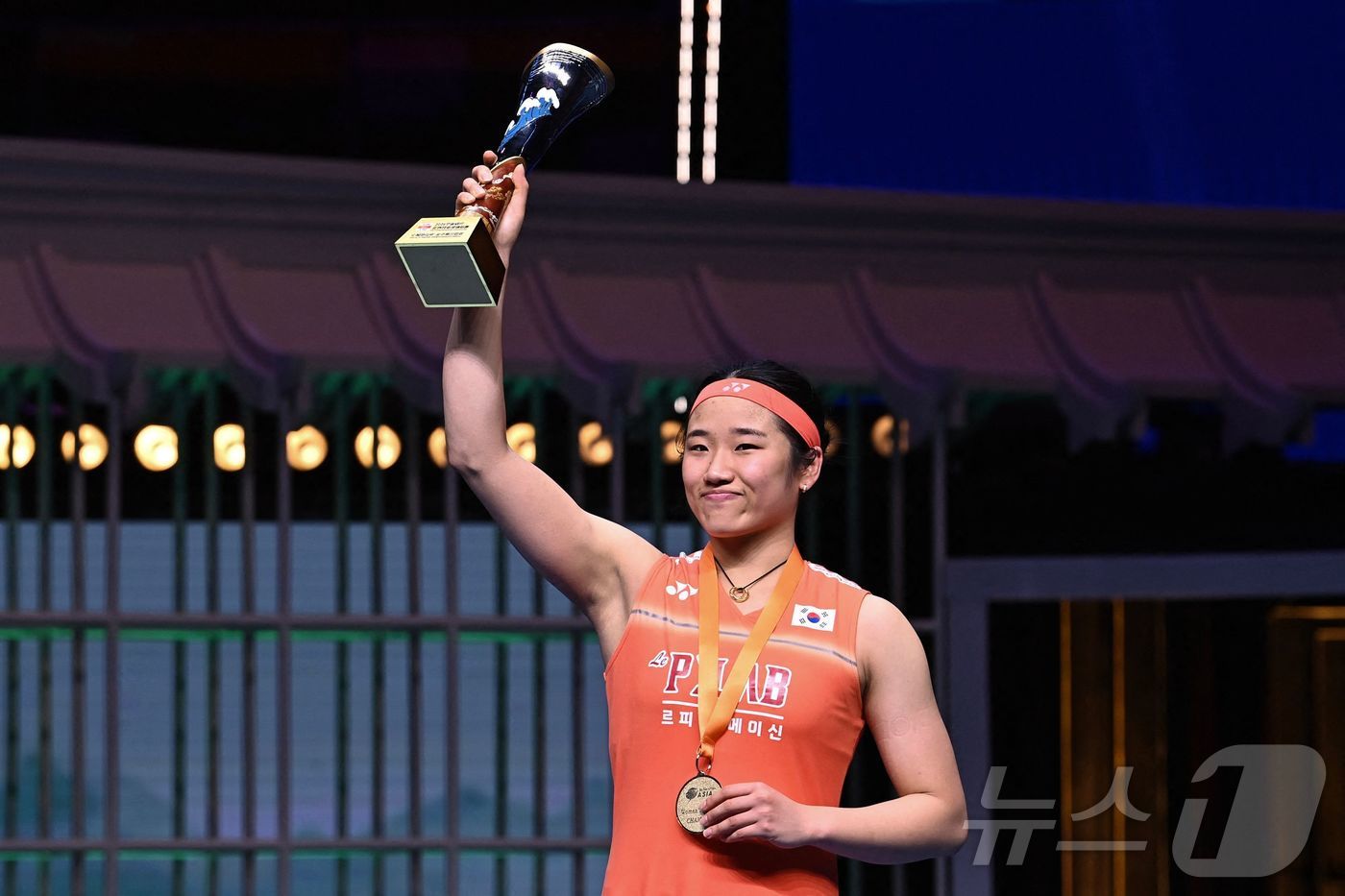 (AFP=뉴스1) = 12일(한국시간) 중국 닝보에서 열린 2026 아시아배드민턴선수권대회 여자 단식 결승전 왕즈이(중국)와의 경기에서 게임 스코어 2대1(21대12, 17대21, …
