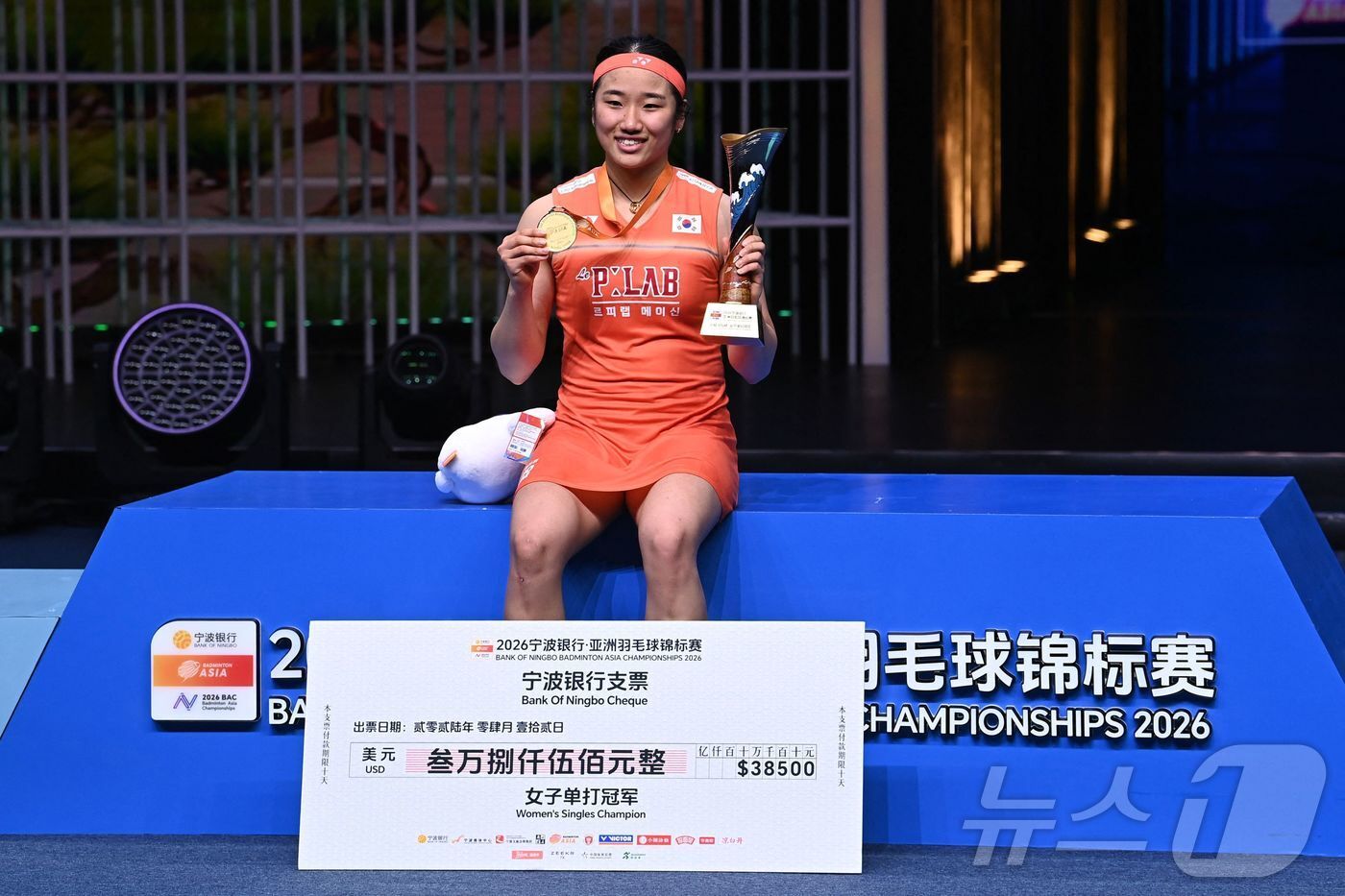 본문 이미지 - 12일(한국시간) 중국 닝보에서 열린 2026 아시아배드민턴선수권대회 여자 단식 결승전 왕즈이(중국)와의 경기에서 게임 스코어 2대1(21대12, 17대21, 21대18)로 꺾고 우승을 차지한 '배드민턴 여제' 안세영이 시상식에서 기념 촬영을 하고 있다.  ⓒ AFP=뉴스1