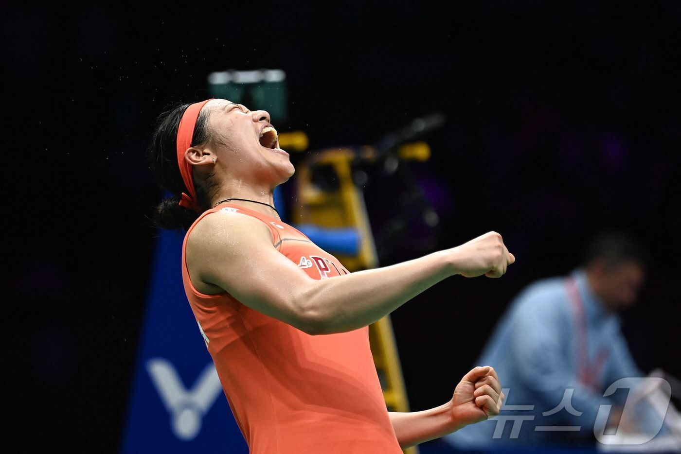본문 이미지 - 12일(한국시간) 중국 닝보에서 열린 2026 아시아배드민턴선수권대회 여자 단식 결승전 왕즈이(중국)와의 경기에서 게임 스코어 2대1(21대12, 17대21, 21대18)로 꺾고 우승을 차지한 '배드민턴 여제' 안세영이 포효하고 있다.  ⓒ AFP=뉴스1