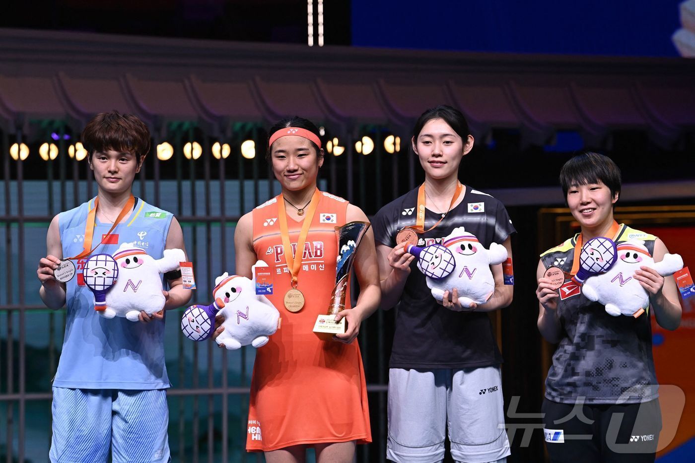 본문 이미지 - '셔틀콕 여제' 안세영이 12일(한국시간) 중국 닝보에서 열린 2026 아시아배드민턴선수권대회 여자 단식 결승전 시상식에서 은메달을 획득한 중국 왕즈이(왼쪽), 동메달을 획득한 대한민국의 심유진, 일본 야마구치 아카네가 시상식에서 기념 촬영을 하고 있다. ⓒ AFP=뉴스1