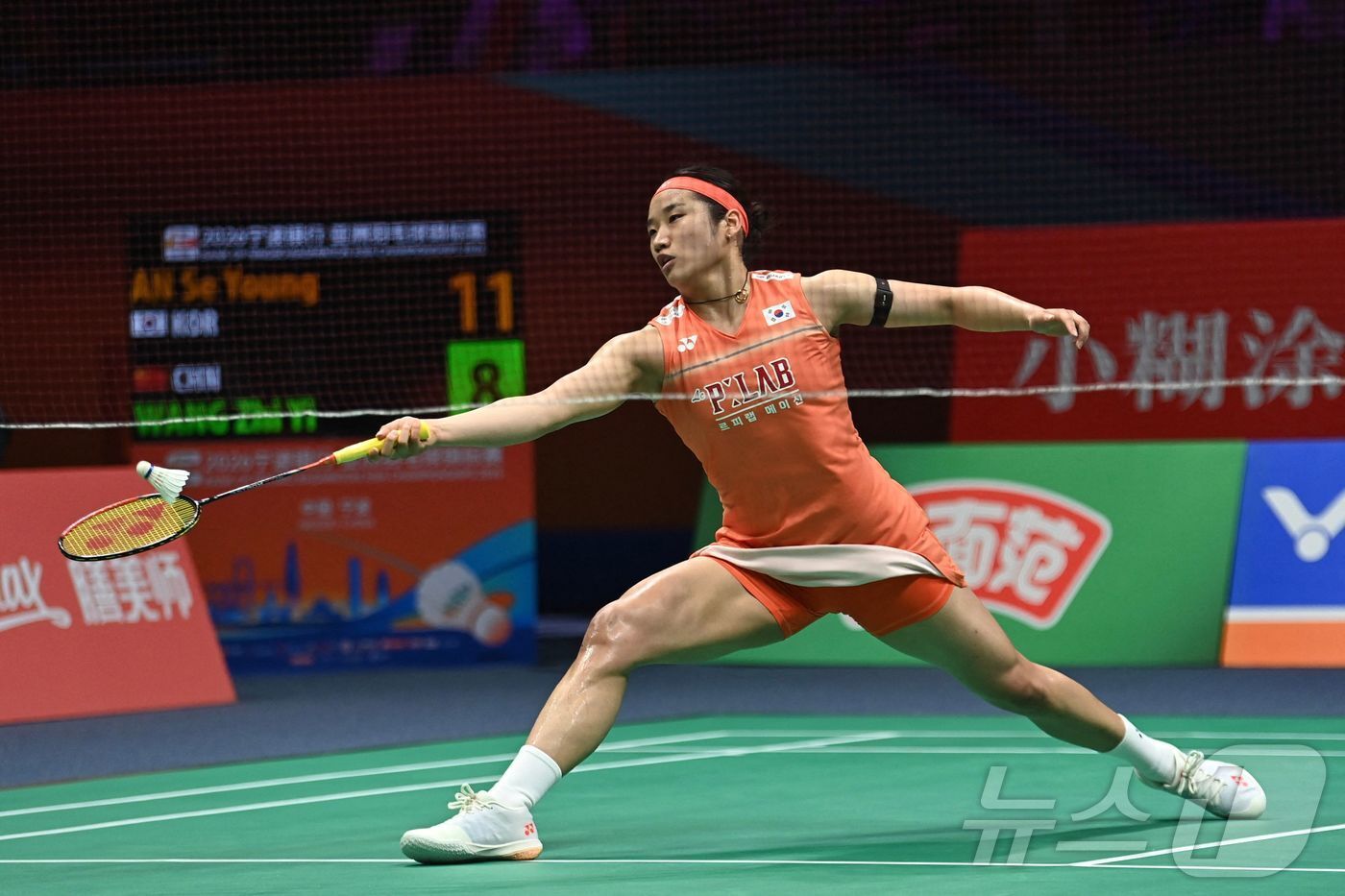 본문 이미지 - '셔틀콕 여제' 안세영이 12일(한국시간) 중국 닝보에서 열린 2026 아시아배드민턴선수권대회 여자 단식 결승전 중국의 왕즈이와의 경기에서 리시브를 하고 있다. 안세영은 세계 랭킹 2위 왕즈이에 1시간 40분 동안 펼쳐전 혈전 끝에 게임 스코어 2대1(21대12, 17대21, 21대18) 승리를 거두며 시니어 무대 진입 뒤 처음으로 아시아 선수권을 제패했다. ⓒ AFP=뉴스1