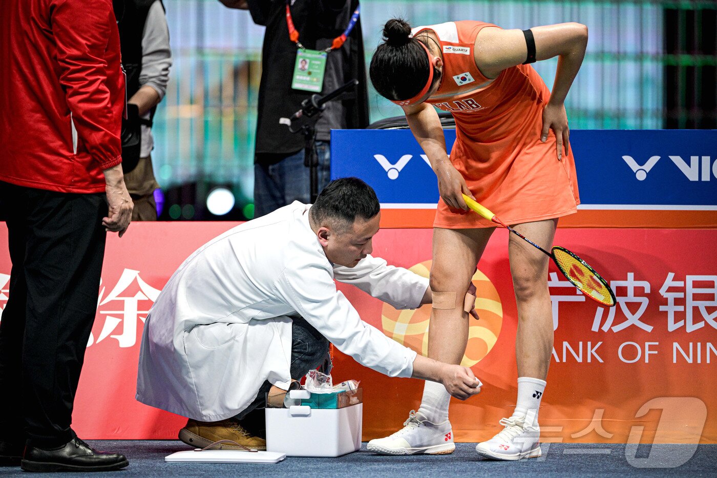 본문 이미지 - '셔틀콕 여제' 안세영이 12일(한국시간) 중국 닝보에서 열린 2026 아시아배드민턴선수권대회 여자 단식 결승전 중국의 왕즈이와의 경기에서 의료진의 치료를 받고 있다. 안세영은 세계 랭킹 2위 왕즈이에 1시간 40분 동안 펼쳐전 혈전 끝에 게임 스코어 2대1(21대12, 17대21, 21대18) 승리를 거두며 시니어 무대 진입 뒤 처음으로 아시아 선수권을 제패했다. ⓒ 신화=뉴스1