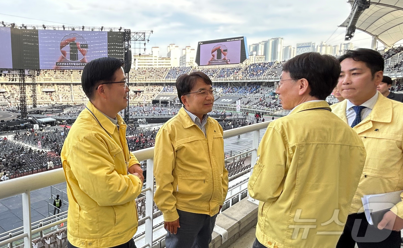 (서울=뉴스1) = 김광용 행정안전부 재난안전관리본부장이 12일 BTS 월드투어 공연이 열리는 경기 고양종합운동장을 찾아 인파 밀집 예상 구간과 관람객 동선, 인파 분산 대책 등 …