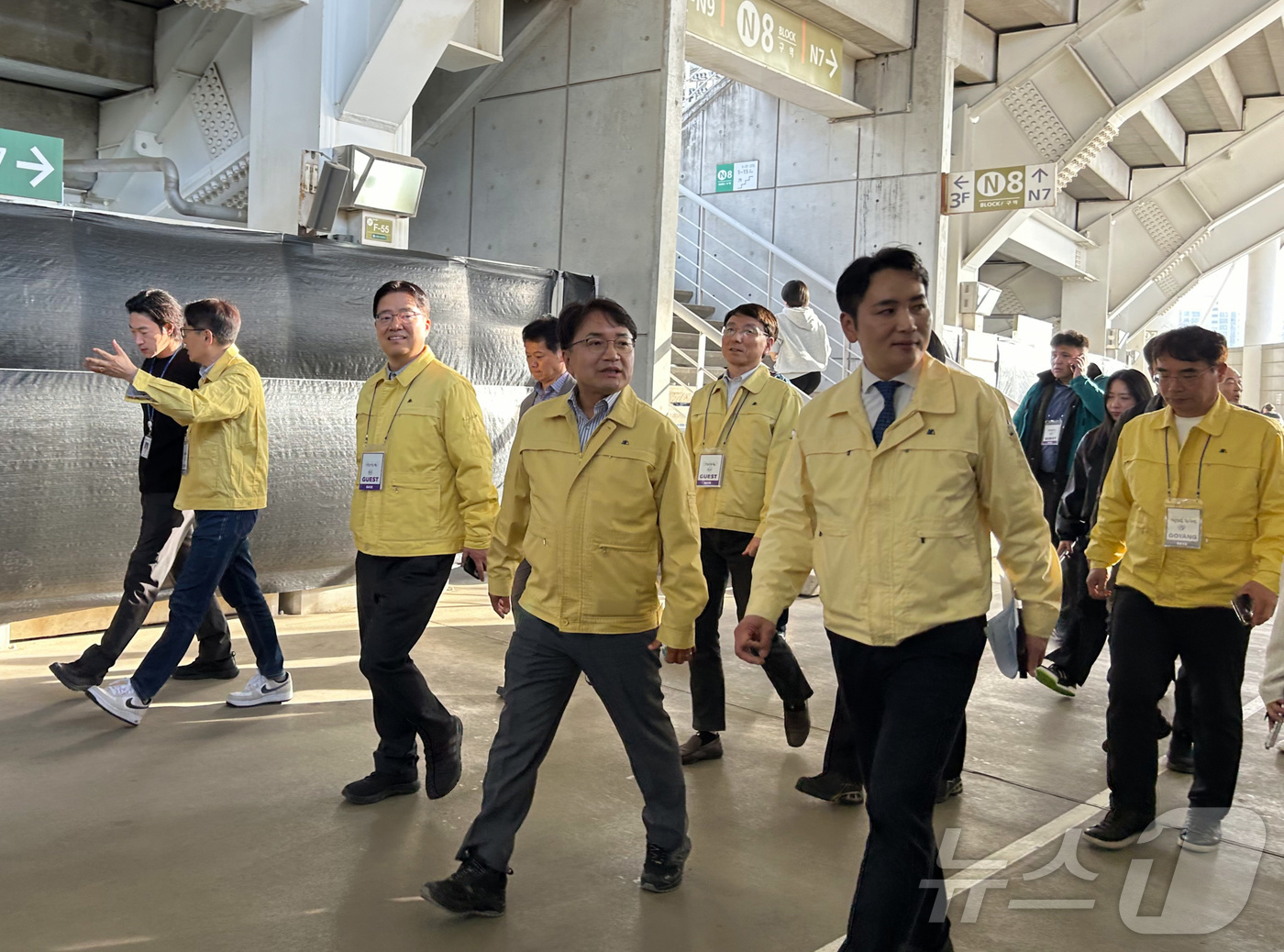 (서울=뉴스1) = 김광용 행정안전부 재난안전관리본부장이 12일 BTS 월드투어 공연이 열리는 경기 고양종합운동장을 찾아 인파 밀집 예상 구간과 관람객 동선, 인파 분산 대책 등 …