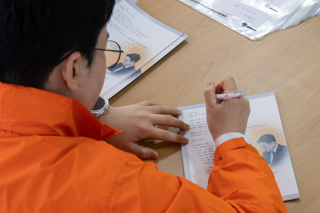 정이한 부산시장 후보, 유권자 이름 손글씨로…예비공보물 차별화