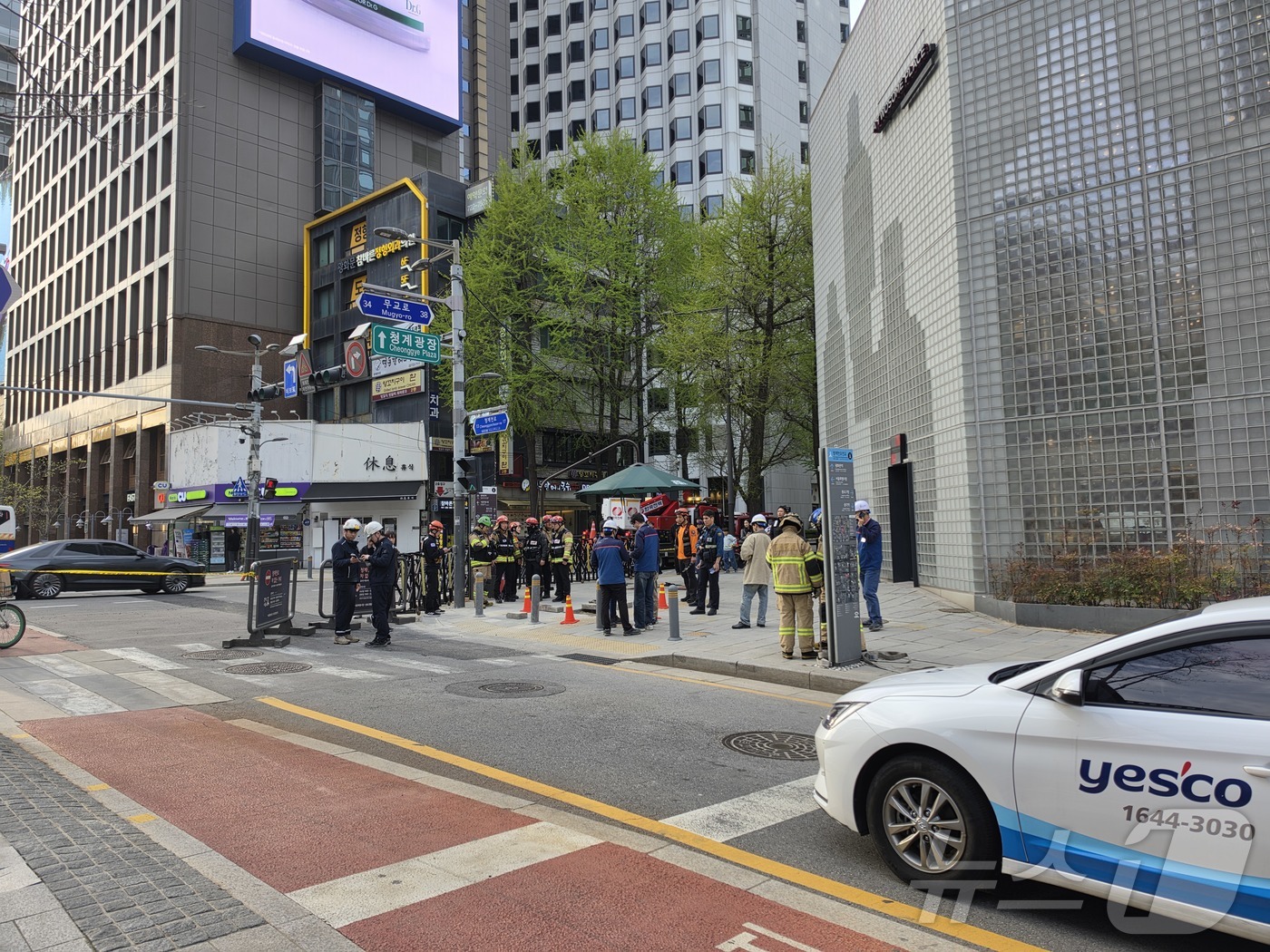 (서울=뉴스1) 황덕현 기후환경전문기자 = 12일 서울 종로구 서린동 청계천 인근에서 일산화탄소가 누출됐다.소방당국은 보도블록 아래 배관에서 전선 합선이 일어나 일산화탄소가 누출된 …