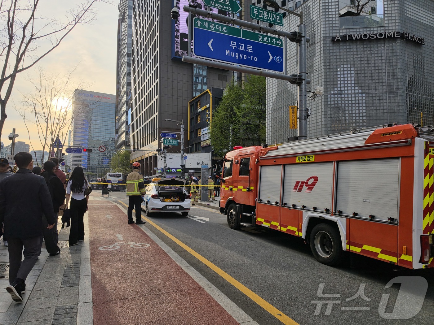 (서울=뉴스1) 황덕현 기후환경전문기자 = 12일 서울 종로구 서린동 청계천 인근에서 일산화탄소가 누출됐다.소방당국은 보도블록 아래 배관에서 전선 합선이 일어나 일산화탄소가 누출된 …