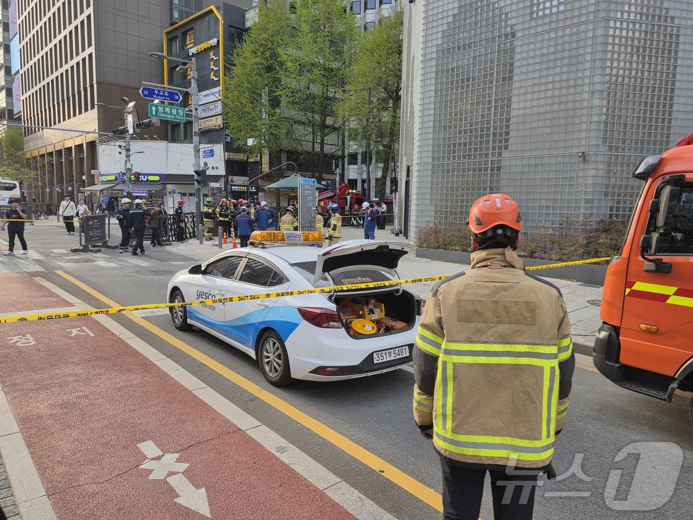 (서울=뉴스1) 황덕현 기후환경전문기자 = 12일 서울 종로구 서린동 청계천 인근에서 일산화탄소가 누출됐다.소방당국은 보도블록 아래 배관에서 전선 합선이 일어나 일산화탄소가 누출된 …