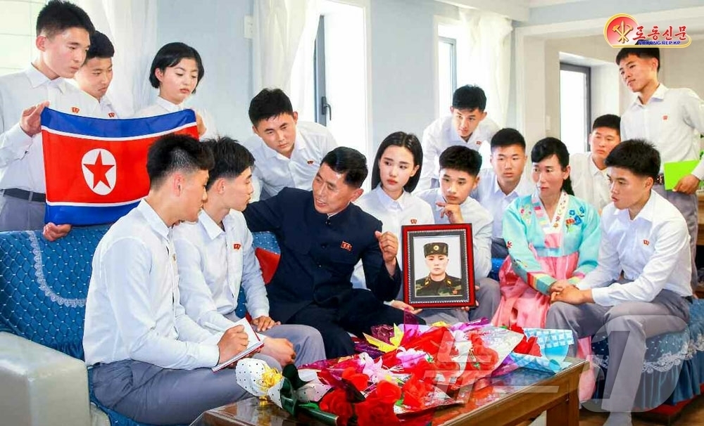 (평양 노동신문=뉴스1) = 북한 노동당 기관지 노동신문은 13일 "인민군대입대를 탄원한 고급중학교 졸업생들이 연일 새별거리를 찾고 있다"고 보도했다.[국내에서만 사용가능. 재배포 …