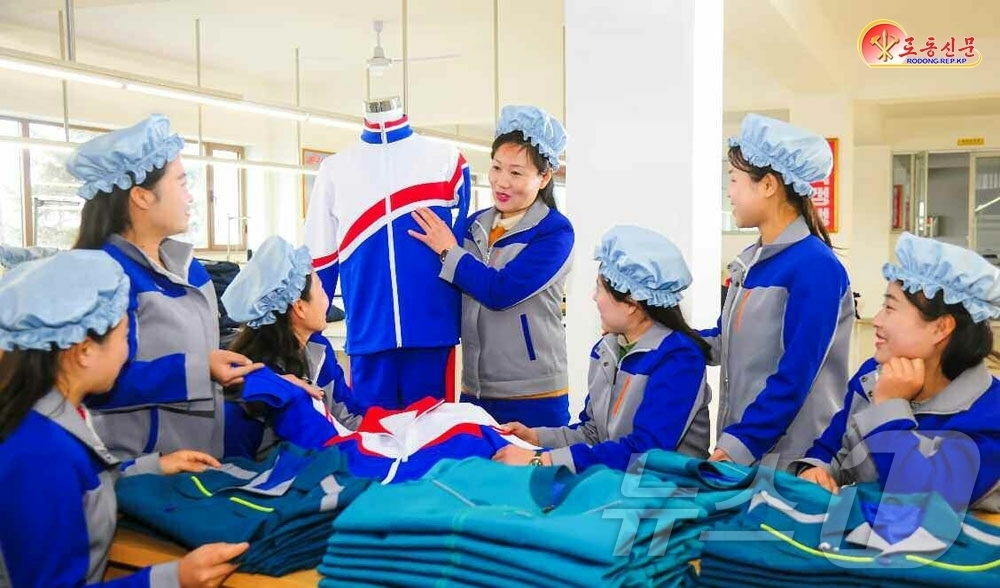 (평양 노동신문=뉴스1) = 북한 노동당 기관지 노동신문은 13일 여러 지방공업공장들을 조명하며 "지방경제를 특색있고 강하게 키워야한다"고 강조했다.[국내에서만 사용가능. 재배포 …