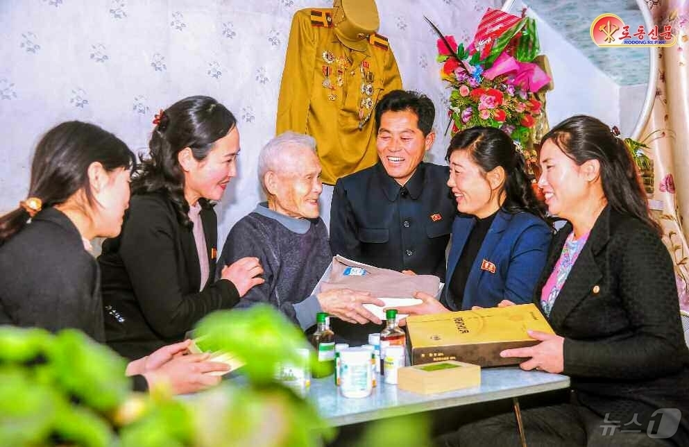 (평양 노동신문=뉴스1) = 북한 노동당 기관지 노동신문은 13일 신천군봄빛보장사업소에서 노병들을 혈육처럼 돌보고 있다고 보도했다.[국내에서만 사용가능. 재배포 금지. DB 금지. …