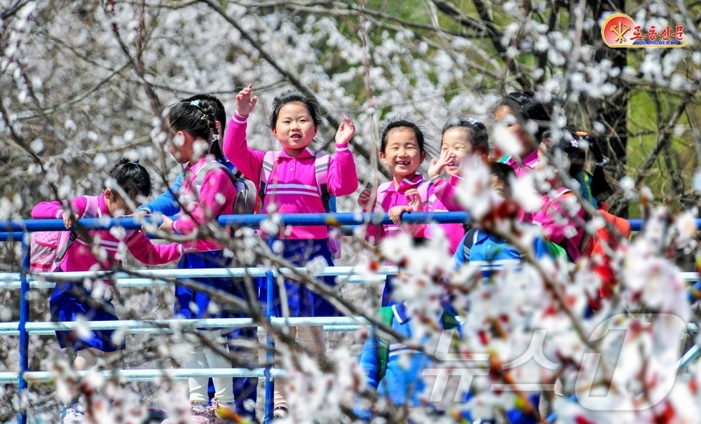 (평양 노동신문=뉴스1) = 북한 노동당 기관지 노동신문은 13일 '수도 곳곳에 넘치는 봄향기'라는 제목의 기사를 통해 평양 시내 봄 풍경을 보도했다.[국내에서만 사용가능. 재배포 …