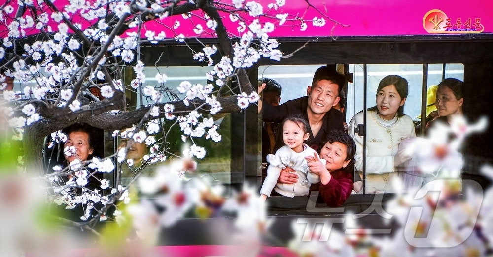 (평양 노동신문=뉴스1) = 북한 노동당 기관지 노동신문은 13일 '수도 곳곳에 넘치는 봄향기'라는 제목의 기사를 통해 평양 시내 봄 풍경을 보도했다.[국내에서만 사용가능. 재배포 …