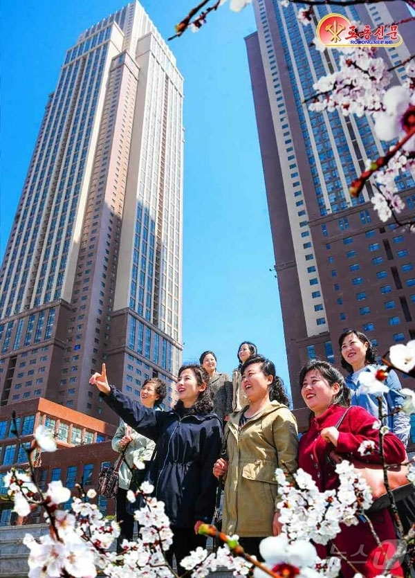 (평양 노동신문=뉴스1) = 북한 노동당 기관지 노동신문은 13일 '수도 곳곳에 넘치는 봄향기'라는 제목의 기사를 통해 평양 시내 봄 풍경을 보도했다.[국내에서만 사용가능. 재배포 …