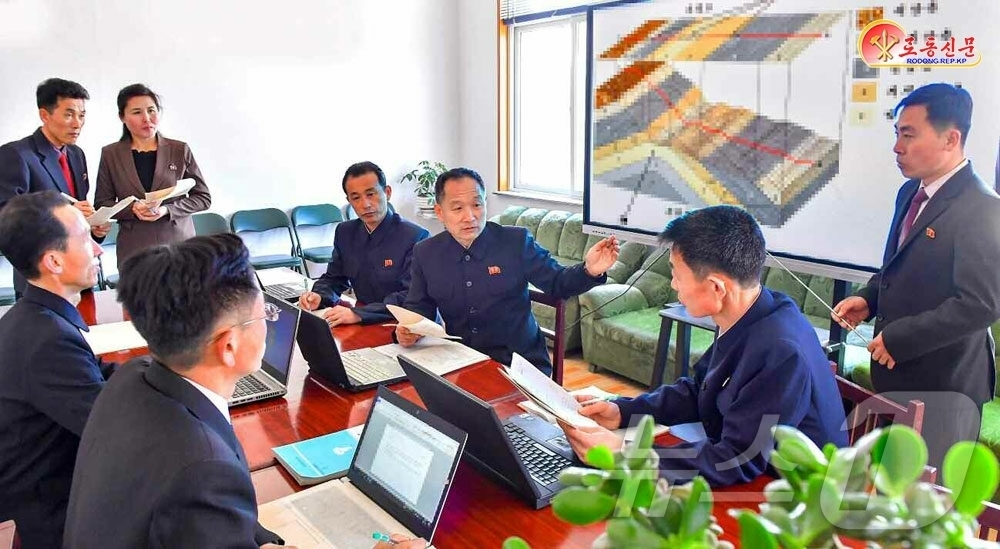 (평양 노동신문=뉴스1) = 북한 노동당 기관지 노동신문은 13일 사리원지질대학에서 새로운 교육방법을 위한 연구를 진행중이라고 보도했다.[국내에서만 사용가능. 재배포 금지. DB …