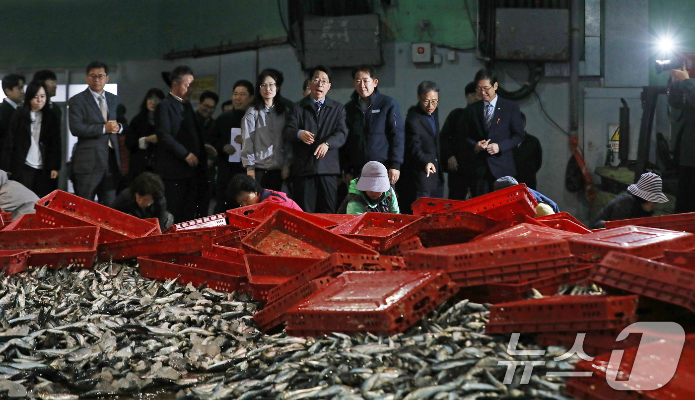 (부산=뉴스1) 윤일지 기자 = 황종우 해양수산부 장관이 13일 오전 부산 서구 부산공동어시장을 찾아 위판 현장을 시찰하고 있다.  2026.4.13/뉴스1