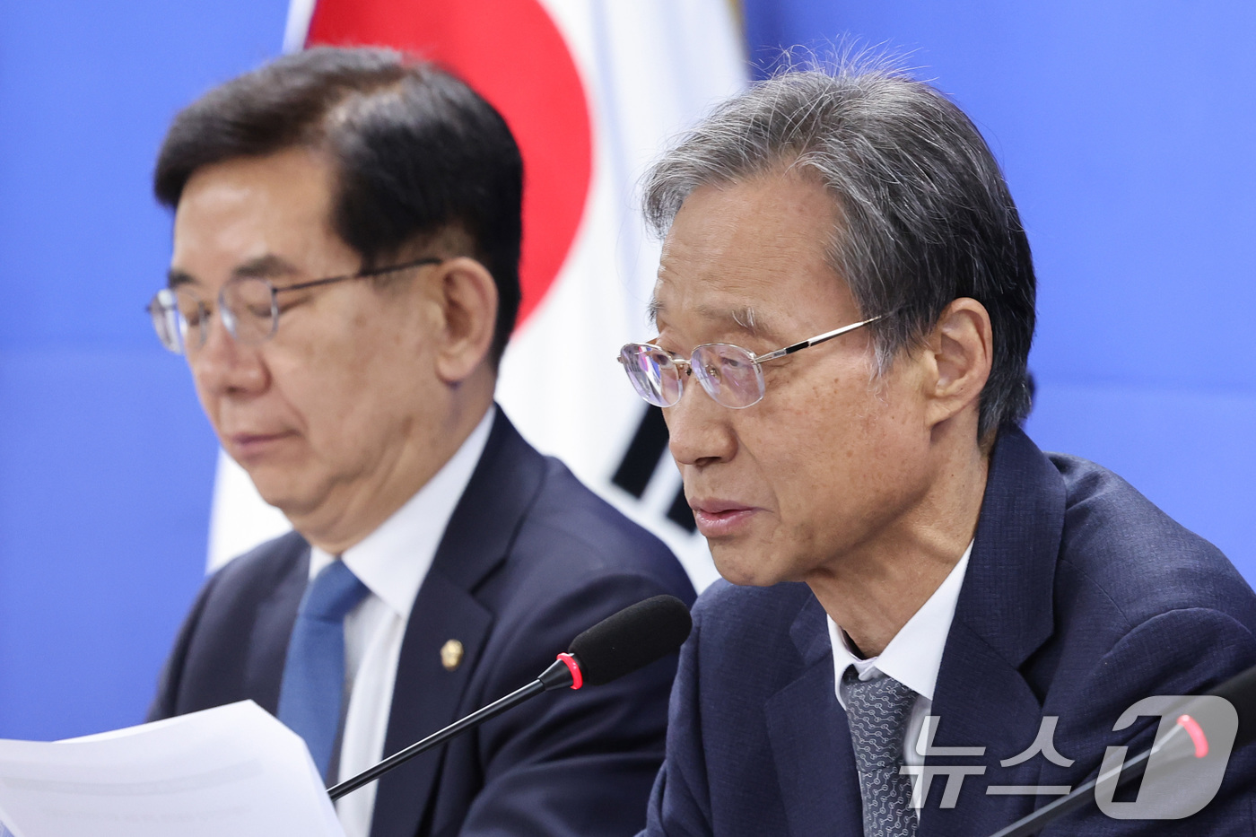 (서울=뉴스1) 신웅수 기자 = 유동수 위원장이 13일 서울 여의도 국회 의원회관에서 열린 더불어민주당 중동전쟁 경제대응특별위원회 3차 회의에서 발언하고 있다.  2026.4.13 …