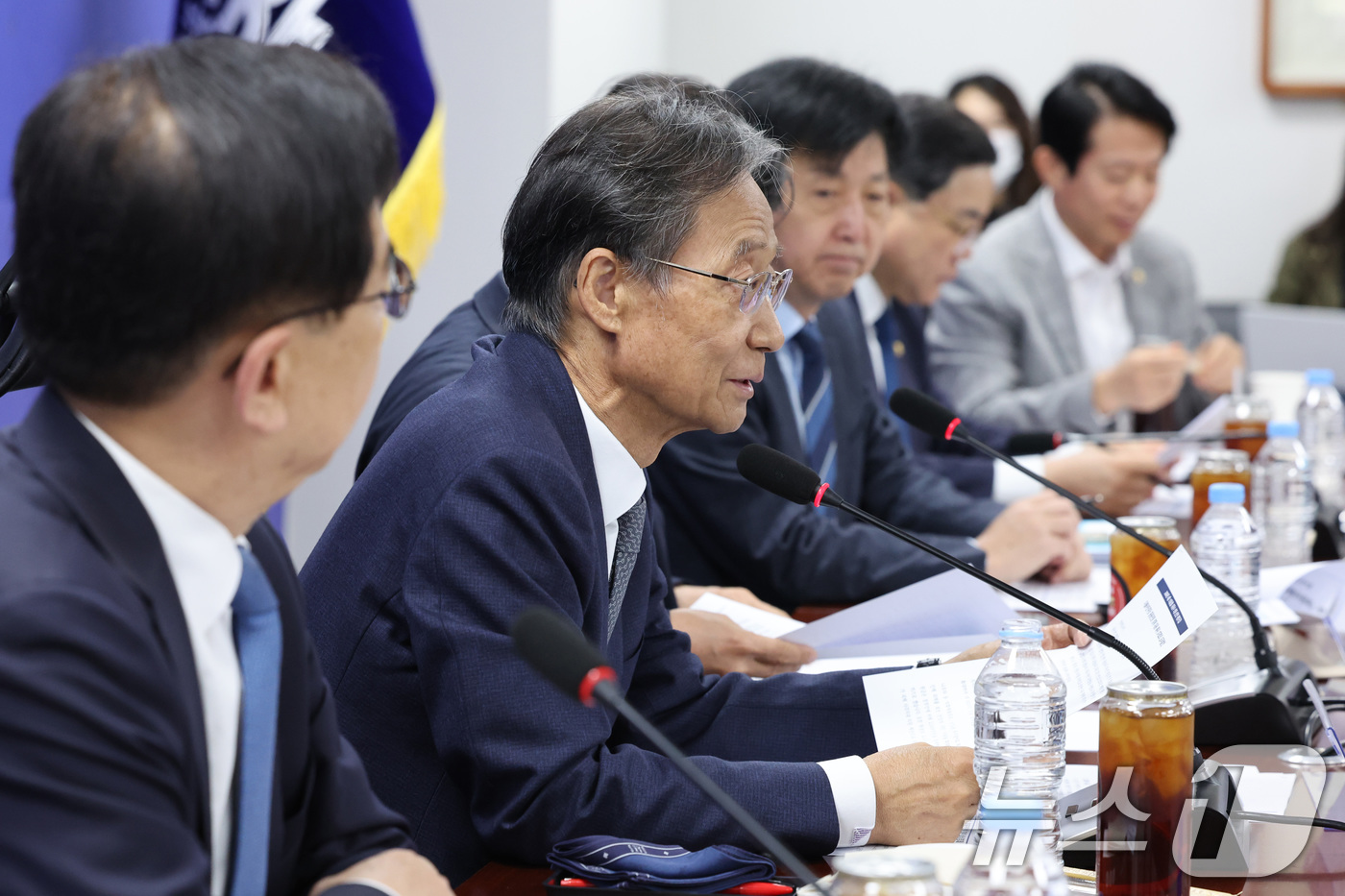 (서울=뉴스1) 신웅수 기자 = 유동수 위원장이 13일 서울 여의도 국회 의원회관에서 열린 더불어민주당 중동전쟁 경제대응특별위원회 3차 회의에서 발언하고 있다.  2026.4.13 …