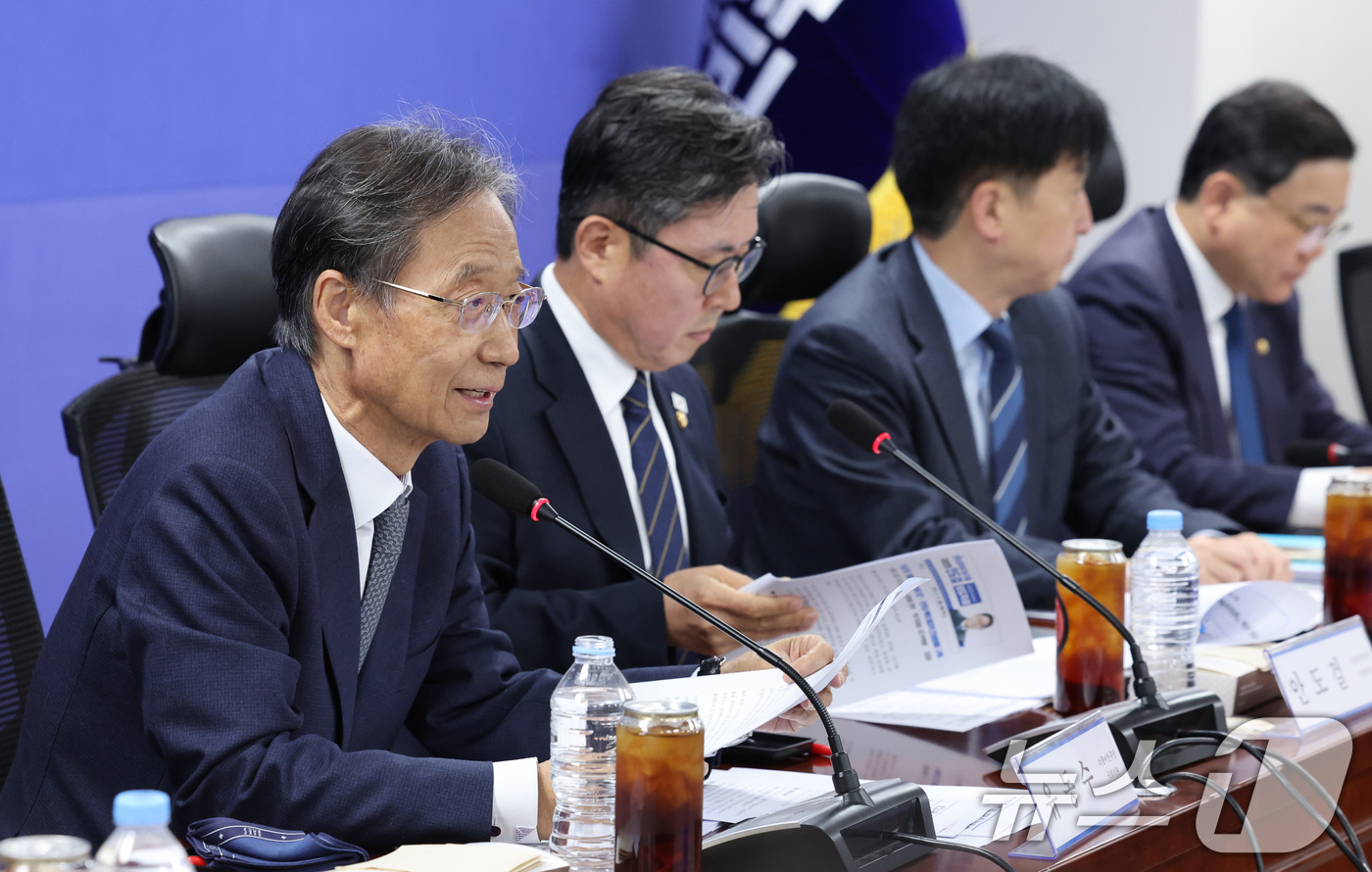 (서울=뉴스1) 신웅수 기자 = 유동수 위원장이 13일 서울 여의도 국회 의원회관에서 열린 더불어민주당 중동전쟁 경제대응특별위원회 3차 회의에서 발언하고 있다.  2026.4.13 …