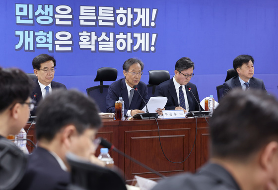 발언하는 유동수 위원장