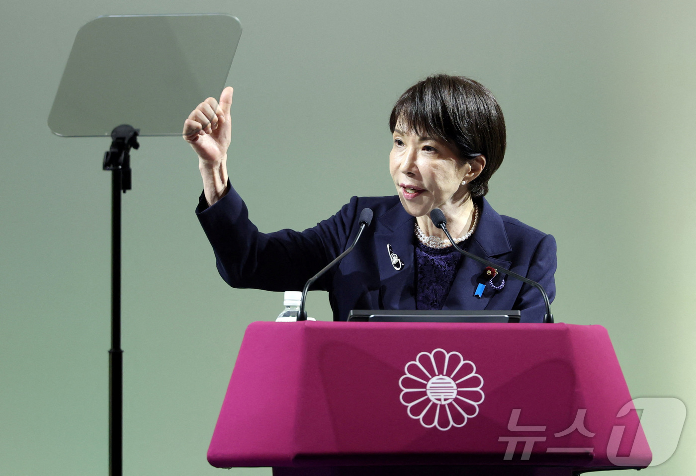 (도쿄 로이터=뉴스1) 김지완 기자 = 12일 다카이치 사나에 일본 총리가 도쿄에서 열린 자민당 당대회에 참석해 연설하고 있다. 2026.04.12ⓒ 로이터=뉴스1