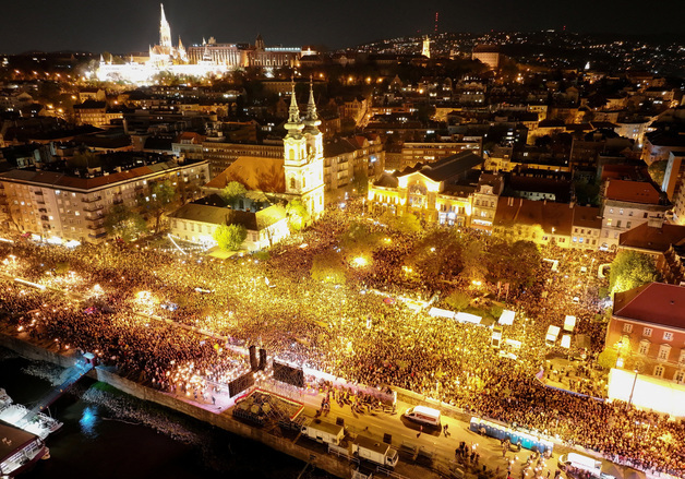 [포토] 총선 결과를 축하하는 헝가리 국민들