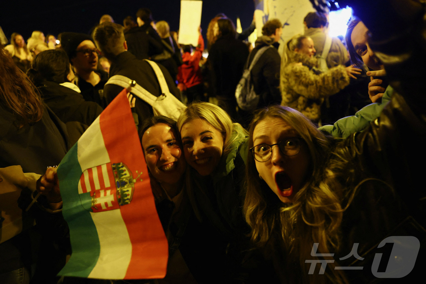 (부다페스트 로이터=뉴스1) 이창규 기자 = 헝가리 국민들이 12일(현지시간) 부다페스트에서 야당인 티사당이 승리한 총선 결과를 축하하고 있다. 2026.4.13./뉴스1ⓒ 로이터 …