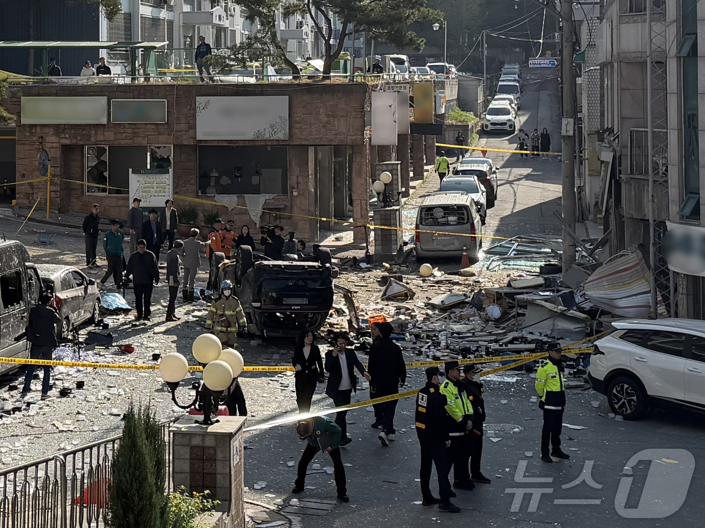 (청주=뉴스1) 장예린 기자 = 13일 오전 3시 59분쯤 충북 청주시 흥덕구 봉명동의 한 상가 건물에서 가스 누출로 추정되는 폭발 사고가 발생하면서 주민 12명이 다치고 폭발 충 …