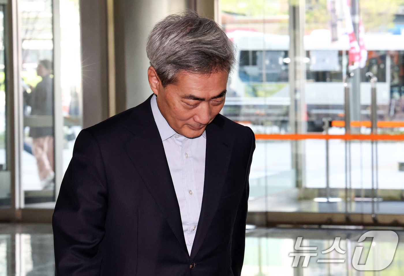 (서울=뉴스1) 최지환 기자 = 신현송 한국은행 총재 후보자가 13일 오전 서울 중구 한화금융플라자에 마련된 청문회 준비 사무실로 출근하고 있다. 2026.4.13/뉴스1