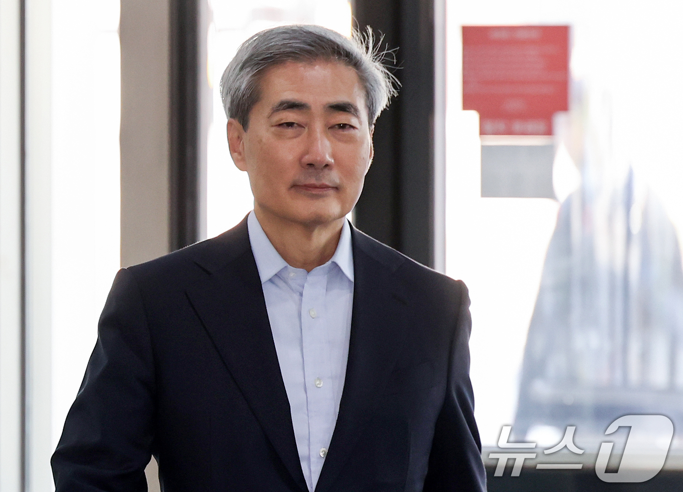 (서울=뉴스1) 최지환 기자 = 신현송 한국은행 총재 후보자가 13일 오전 서울 중구 한화금융플라자에 마련된 청문회 준비 사무실로 출근하고 있다. 2026.4.13/뉴스1