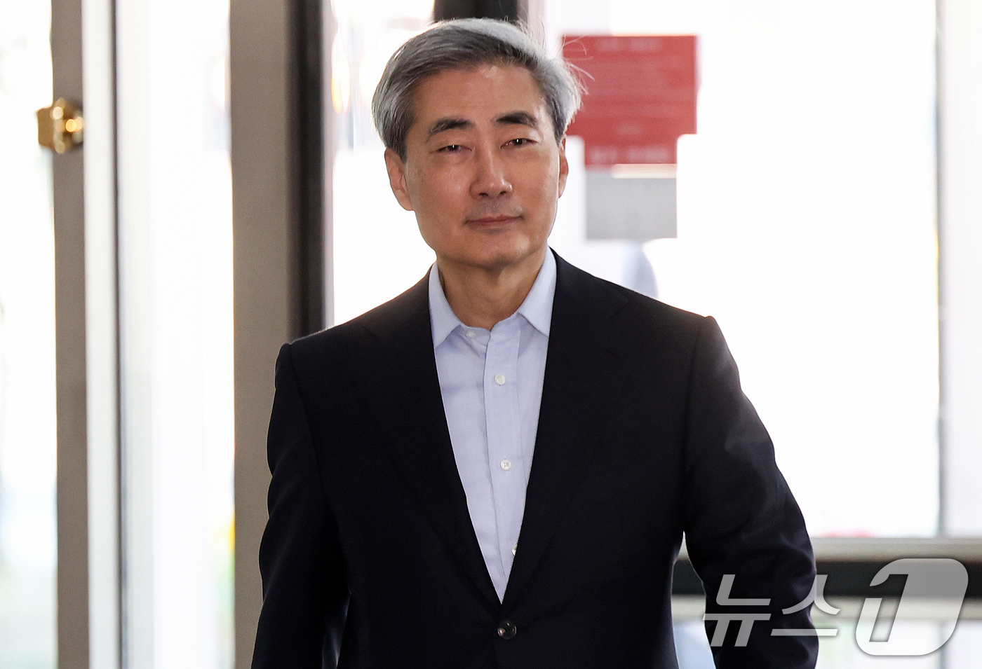 (서울=뉴스1) 최지환 기자 = 신현송 한국은행 총재 후보자가 13일 오전 서울 중구 한화금융플라자에 마련된 청문회 준비 사무실로 출근하고 있다. 2026.4.13/뉴스1