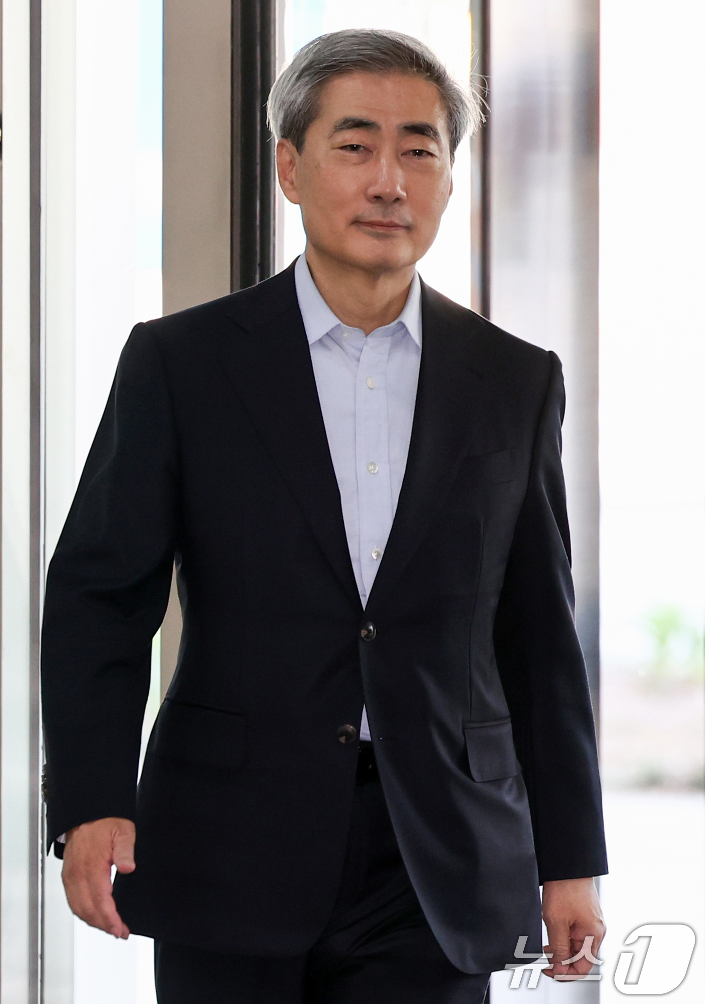 (서울=뉴스1) 최지환 기자 = 신현송 한국은행 총재 후보자가 13일 오전 서울 중구 한화금융플라자에 마련된 청문회 준비 사무실로 출근하고 있다. 2026.4.13/뉴스1
