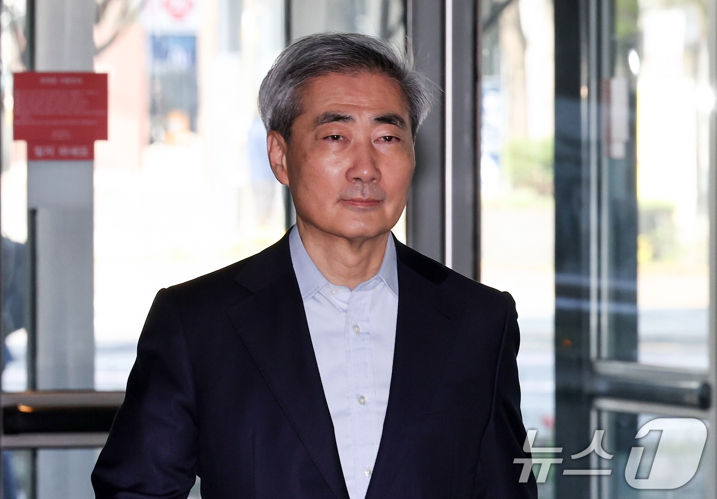 (서울=뉴스1) 최지환 기자 = 신현송 한국은행 총재 후보자가 13일 오전 서울 중구 한화금융플라자에 마련된 청문회 준비 사무실로 출근하고 있다. 2026.4.13/뉴스1