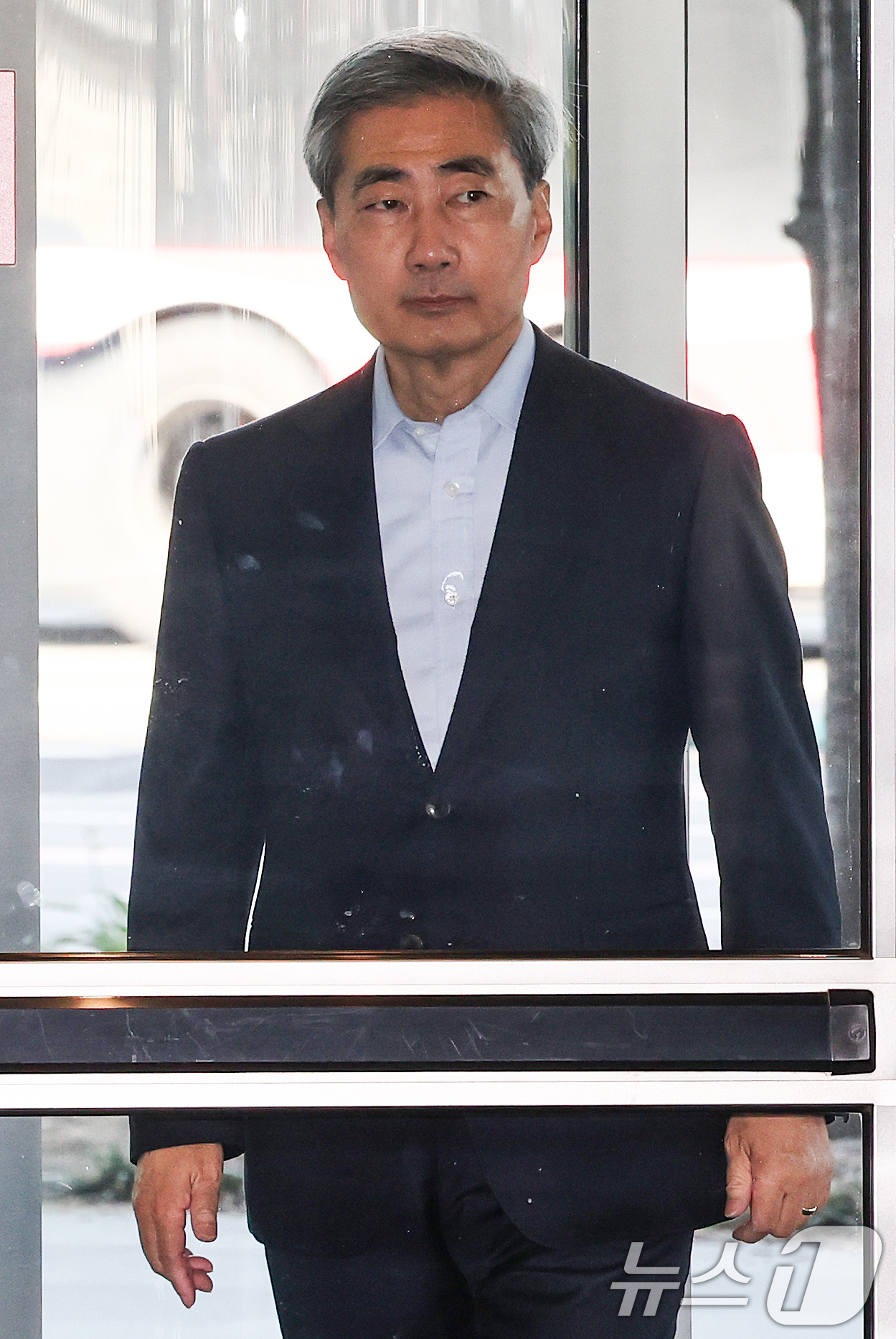 (서울=뉴스1) 최지환 기자 = 신현송 한국은행 총재 후보자가 13일 오전 서울 중구 한화금융플라자에 마련된 청문회 준비 사무실로 출근하고 있다. 2026.4.13/뉴스1