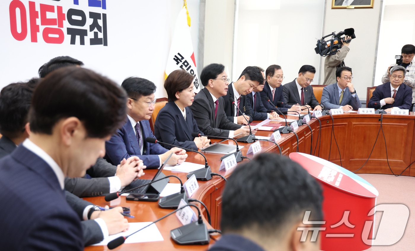 (서울=뉴스1) 신웅수 기자 = 송언석 국민의힘 원내대표가 13일 서울 여의도 국회에서 열린 최고위원회의에서 발언하고 있다. 2026.4.13/뉴스1