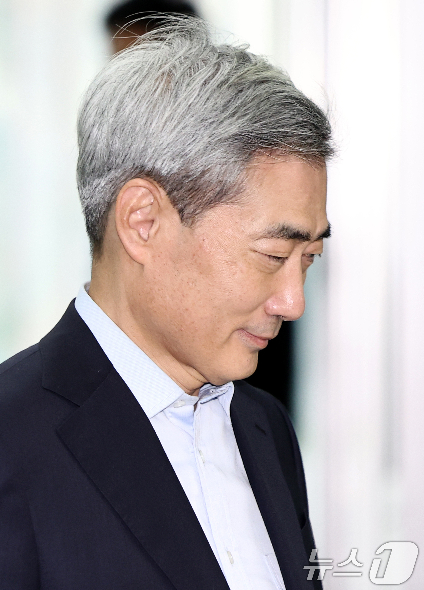 (서울=뉴스1) 최지환 기자 = 신현송 한국은행 총재 후보자가 13일 오전 서울 중구 한화금융플라자에 마련된 청문회 준비 사무실로 출근하고 있다. 2026.4.13/뉴스1