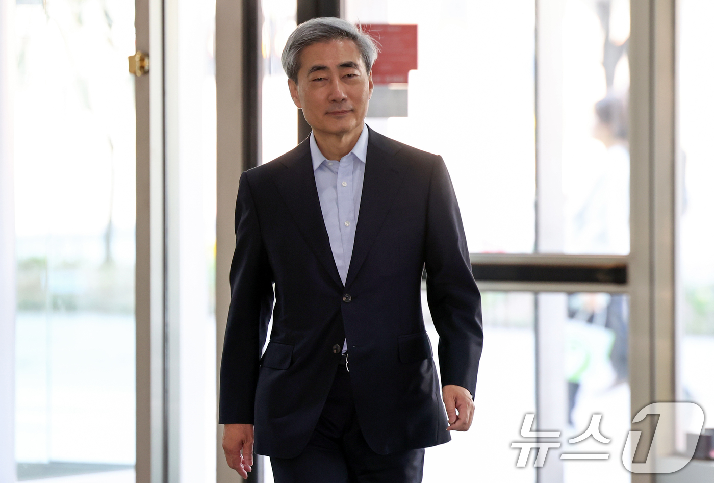 (서울=뉴스1) 최지환 기자 = 신현송 한국은행 총재 후보자가 13일 오전 서울 중구 한화금융플라자에 마련된 청문회 준비 사무실로 출근하고 있다. 2026.4.13/뉴스1