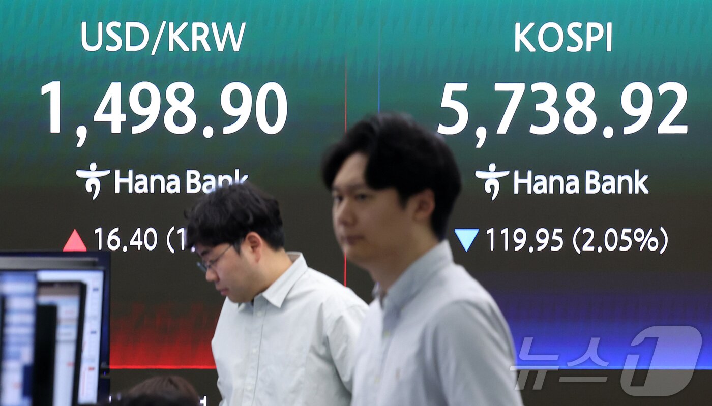 본문 이미지 - 13일 오전 서울 중구 하나은행 본점 딜링룸에 개장 시황이 나오고 있다.  2026.4.13 ⓒ 뉴스1 김성진 기자