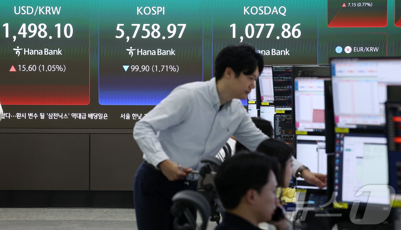 본문 이미지 - 13일 오전 서울 중구 하나은행 본점 딜링룸에 개장 시황이 나오고 있다.  2026.4.13 ⓒ 뉴스1 김성진 기자