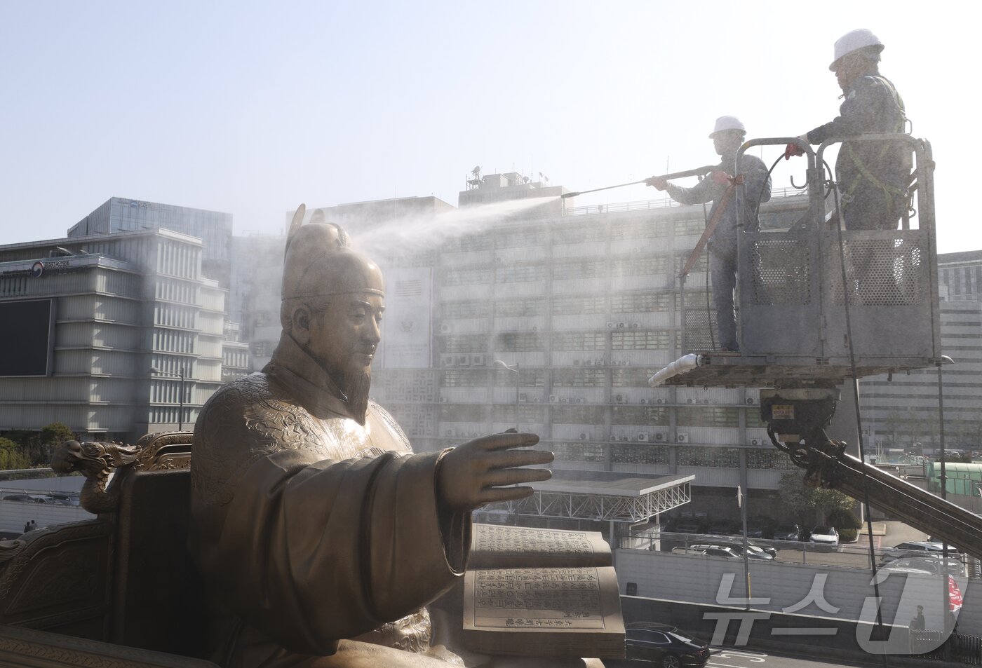 본문 이미지 - 서울시 관계자들이 13일 오전 서울 종로구 세종로 광화문광장에서 세종대왕 동상을 세척하고 있다. (공동취재) 2026.4.13 ⓒ 뉴스1 김민지 기자