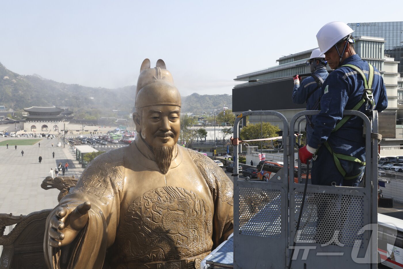 본문 이미지 - 서울시 관계자들이 13일 오전 서울 종로구 세종로 광화문광장에서 세종대왕 동상을 세척하고 있다. (공동취재) 2026.4.13 ⓒ 뉴스1 김민지 기자