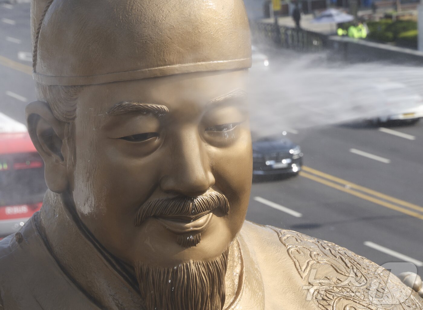 본문 이미지 - 서울시 관계자들이 13일 오전 서울 종로구 세종로 광화문광장에서 세종대왕 동상을 세척하고 있다. (공동취재) 2026.4.13 ⓒ 뉴스1 김민지 기자