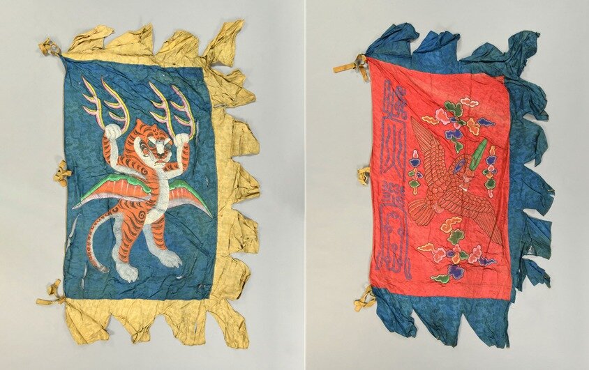 본문 이미지 - 호기(왼쪽)과 주작기. 둘 다 조선시대 전문(前門) 밖에 세우던 군기다. (국가유산청 제공)