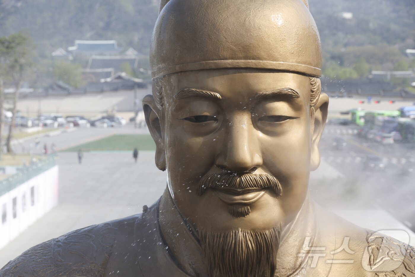 본문 이미지 - 서울시 관계자들이 13일 오전 서울 종로구 세종로 광화문광장에서 세종대왕 동상을 세척하고 있다. (공동취재) 2026.4.13 ⓒ 뉴스1 김민지 기자