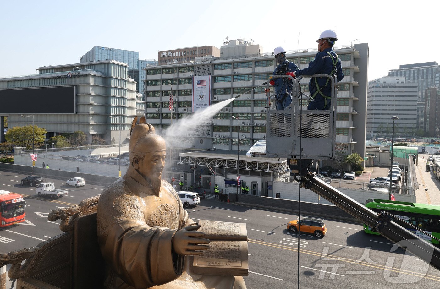 본문 이미지 - 서울시 관계자들이 13일 오전 서울 종로구 세종로 광화문광장에서 세종대왕 동상을 세척하고 있다. (공동취재) 2026.4.13 ⓒ 뉴스1 김민지 기자