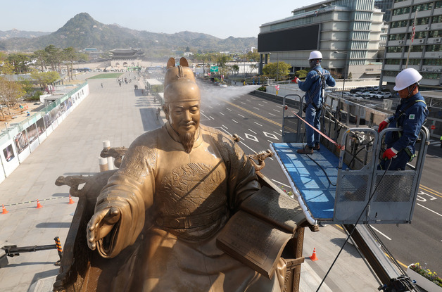 [뉴스1 PICK]'임금님 시원하시죠?'...광화문 세종대왕 동상 세척